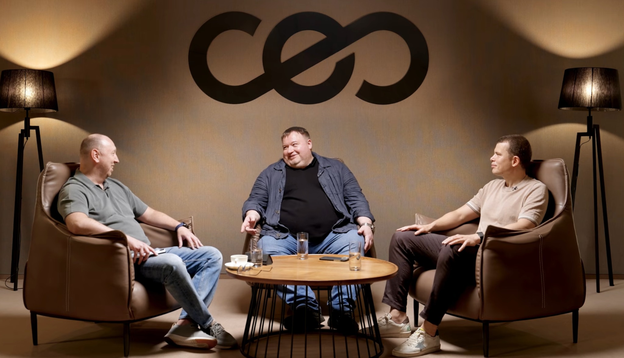 Тінь CEO: як несвідомі реакції керівника стають культурою компанії Троє учасників подкасту CEO Club Ukraine у студії під час розмови про несвідомі реакції керівника.